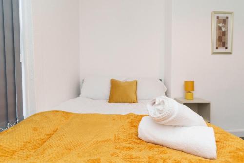 sypialnia z łóżkiem z ręcznikiem w obiekcie Dent House Stays w mieście Hunslet