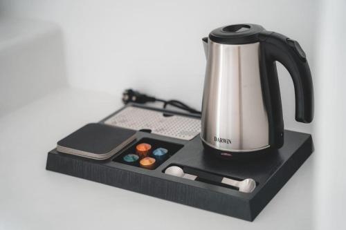 Příslušenství pro přípravu čaje a kávy v ubytování AKRI santorini with heated jacuzzi
