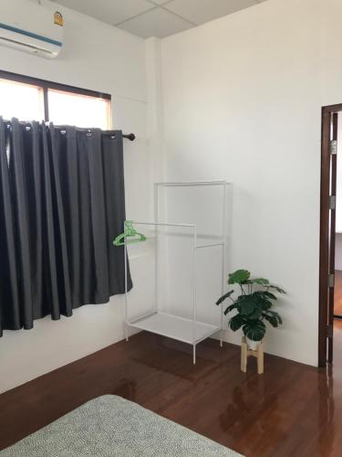 Postel nebo postele na pokoji v ubytování บ้านสุขใจ (Ban Suk Jai)