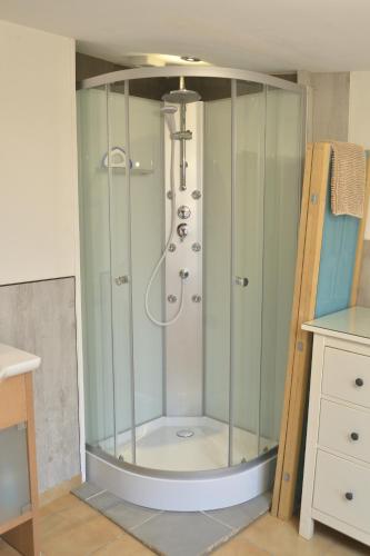 a shower with a glass enclosure in a bathroom at Gîte Kerlosvézan, à la campagne, proche mer in Lampaul-Ploudalmézeau