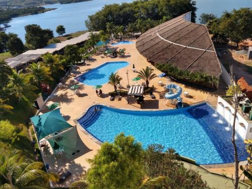 uma vista superior de uma piscina num resort em Enseada Náutico Apart Flat Quinto Andar em Caldas Novas