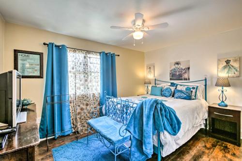 een blauwe slaapkamer met een bed en een plafondventilator bij Major Manor New Orleans Home with Pool and Game Room in New Orleans