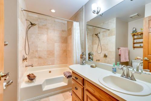 y baño con bañera, lavamanos y ducha. en Silver Plume Mountain Haven with Views and Deck!, en Silver Plume