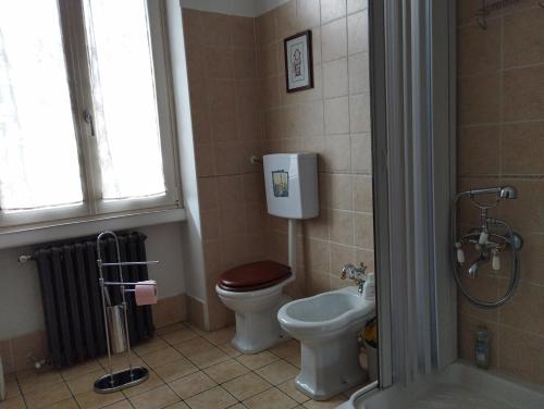 a bathroom with a toilet and a sink at Casa Orisca in Lesa