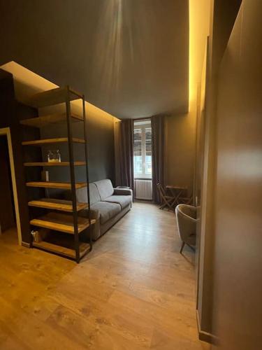 uma sala de estar com um sofá e uma estante de livros em NEW LUXURY STUNNING BILO APARTMENT IN THE HEART OF MILAN MOSCOVA em Milão