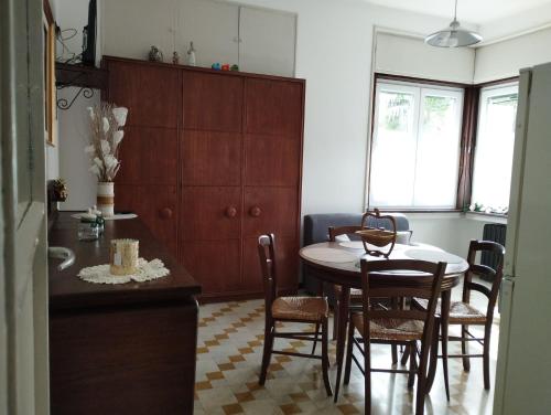 a kitchen and dining room with a table and chairs at Casa Orisca in Lesa