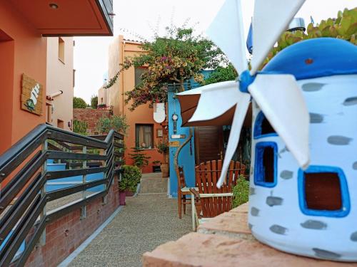 una hélice azul y blanca sentada en un balcón en AnnaDes Apartments & Studios Chios, en Karfas