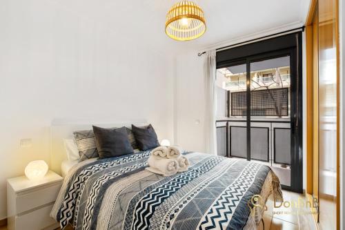 Postel nebo postele na pokoji v ubytování Cozy apartment with sea view and private parking in Fuengirola