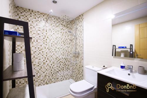 Koupelna v ubytování Cozy apartment with sea view and private parking in Fuengirola