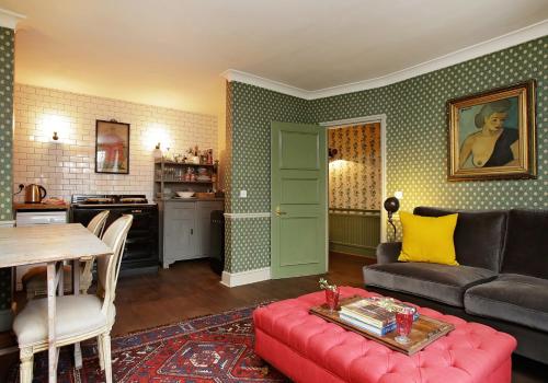 ロンドンにあるHome at Heart - Glorious 2 Bedroom Garden Apartment Notting Hill TALBのリビングルーム(ソファ、テーブル付)