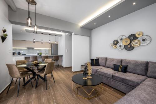 羅德城的住宿－Lux City Apartment，客厅配有沙发和桌子