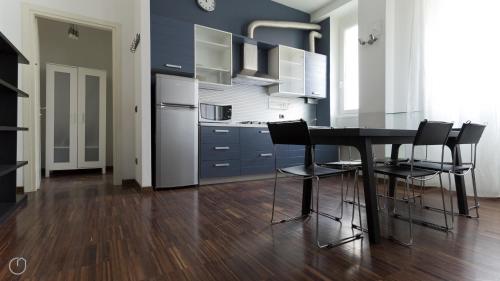 cocina con mesa y sillas en una habitación en Italianway-Pastorelli, en Milán