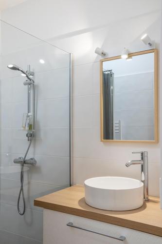 une salle de bain avec un lavabo et un miroir dans l'établissement Maison au coeur du vignoble de Saint-Emilion, à Saint-Étienne-de-Lisse
