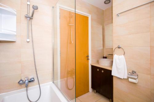 een badkamer met een douche en een bad bij Villa Emily in Protaras