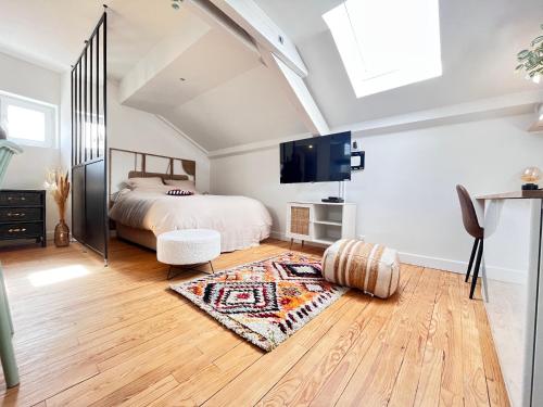 sypialnia z łóżkiem i dywanem w obiekcie Superbe studio plein de charme proche du centre Tonnet w mieście Clermont-Ferrand