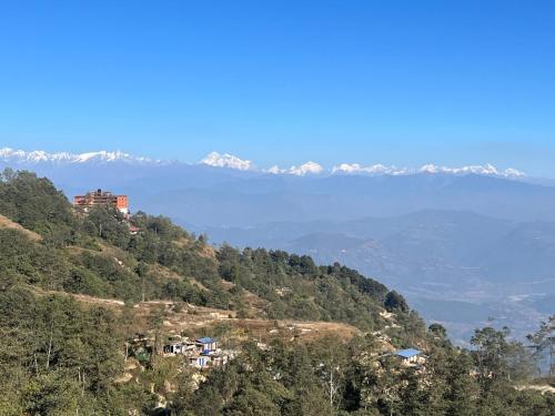 - Vistas a una colina con lago y montañas en Hotel Nagarkot Holiday Inn, en Nagarkot