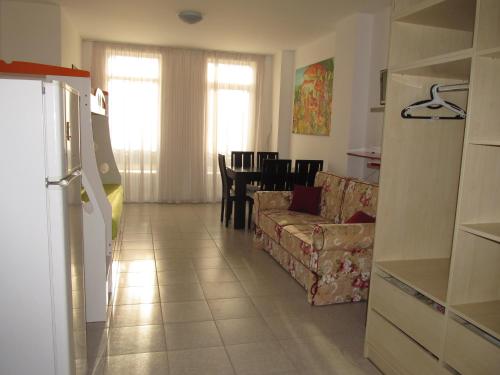 Кухня или мини-кухня в Apartments and studios in Cote d’Azure
