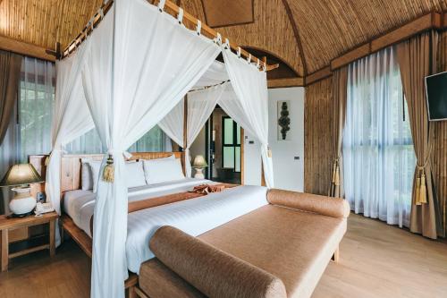 Postel nebo postele na pokoji v ubytování Aonang Fiore Resort