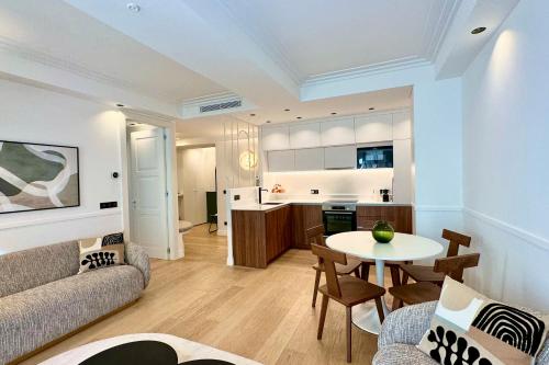 un salon avec un canapé et une table dans l'établissement OPERA PROMENADE 4 Brand-new! 4 rooms next to beach balcony sea view, à Nice