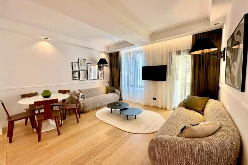 sala de estar con sofá y mesa en OPERA PROMENADE 4 Brand-new! 4 rooms next to beach balcony sea view, en Niza