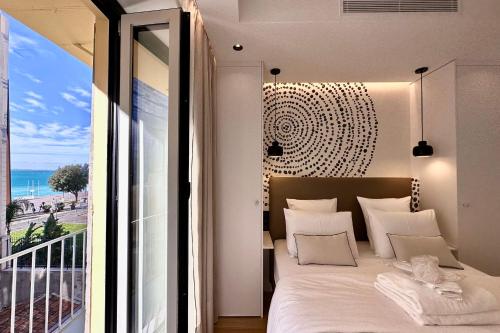 une chambre avec un lit avec vue sur l'océan dans l'établissement OPERA PROMENADE 4 Brand-new! 4 rooms next to beach balcony sea view, à Nice