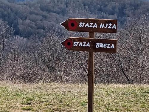 a street sign in the middle of a field at Stara hiža Vlašić in Kostanjevac