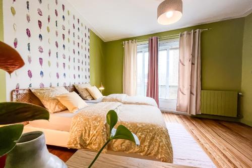 Schlafzimmer mit einem Bett mit grünen Wänden und einem Fenster in der Unterkunft Le Maginot - Superbe Appartement de 75m2 - Position Centrale Centre Ville, Pompidou, Nouvelle Ville - 2 à 4 Personnes - in Metz