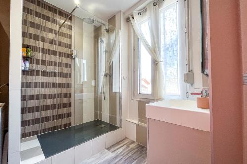 a bathroom with a shower and a sink at Le Maginot - Superbe Appartement de 75m2 - Position Centrale Centre Ville, Pompidou, Nouvelle Ville - 2 à 4 Personnes - in Metz