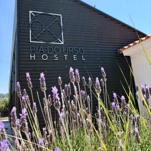 a building with a sign that reads pizzaopolis hostel at Hostel Pia do Urso in Batalha
