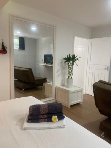 a living room with a couch and a mirror at Pousada BC Flat 300 m da Praia e da Roda Gigante in Balneário Camboriú