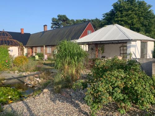 een tuin voor een huis bij Strandbadsgården B&B in Löderup