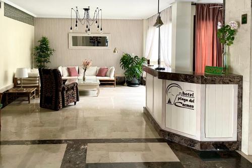 Hotel Playa del Carmen في بارباتي: غرفة معيشة مع أريكة وطاولة