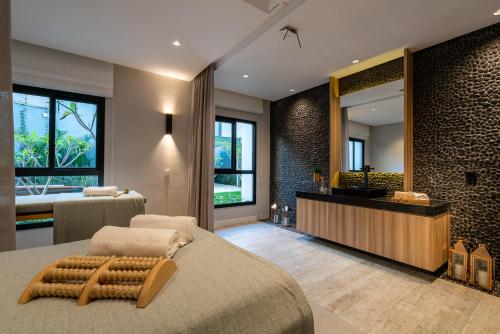a bedroom with a bed and a vanity and a mirror at Liberdade SP a 250m do metrô in Sao Paulo