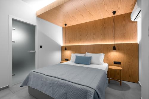 um quarto com uma cama grande e uma parede de madeira em ROTHOS LUXURY em Stavros