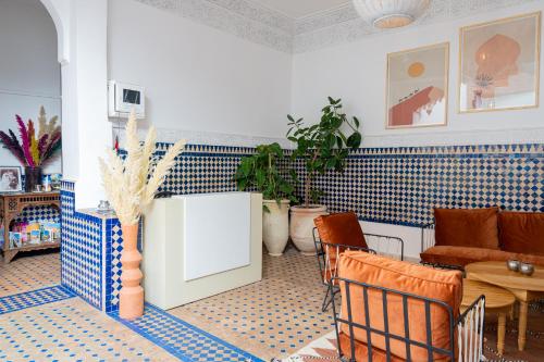 ein Wohnzimmer mit einem Sofa, einem Tisch und Stühlen in der Unterkunft Riad Le Marocain in Marrakesch