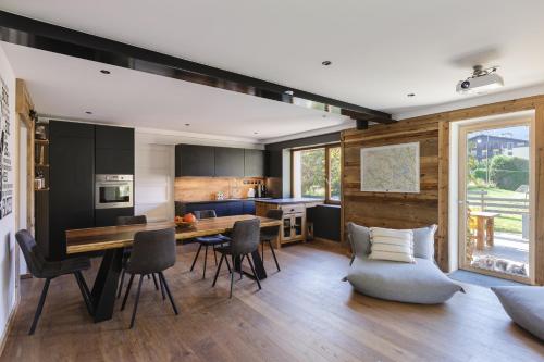 une cuisine et un salon avec une table et des chaises dans l'établissement Chalet Benoit - Modern Chalet 8 Pax Free Parking Mountain View - By Cozee Rentals, à Chamonix-Mont-Blanc