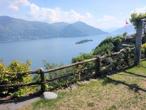 einen Zaun auf einem Hügel mit Seeblick in der Unterkunft "Pipistrello" in Ronco sopra Ascona