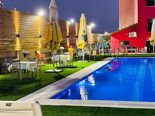 uma piscina com mesa e cadeiras e um restaurante em فندق وادي القلط em Jericó