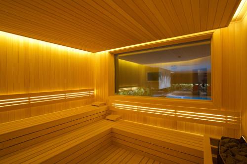 uma sauna com uma janela num edifício de madeira em Dosso Dossi Hotels & Spa Downtown em Istambul