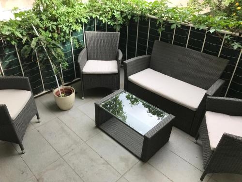 un patio con 3 sillas, una mesa y una mesa en Vienna city apartment 2, en Viena