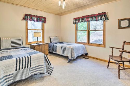 twee bedden in een kamer met twee ramen bij Mountain-View Home Near Downtown Asheville! in Fletcher