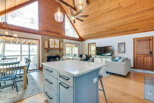 Televisyen dan/atau pusat hiburan di Quiet Lakefront Eatonton House with Boat Dock!