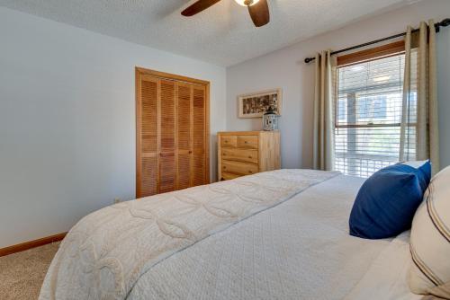 Katil atau katil-katil dalam bilik di Quiet Lakefront Eatonton House with Boat Dock!