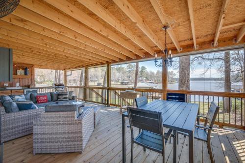 Balkoni atau teres di Quiet Lakefront Eatonton House with Boat Dock!