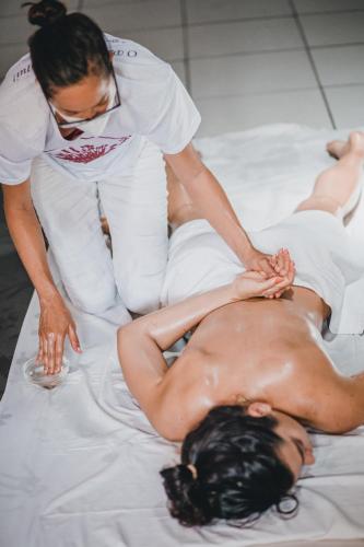 a man getting a massage on a bed at Pousada Baobá e SPA in Olinda