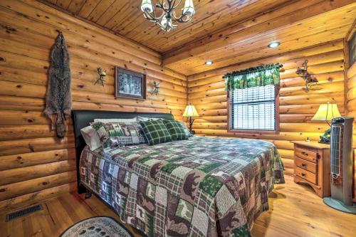 ein Schlafzimmer mit einem Bett in einem Blockhaus in der Unterkunft Rustic Cabin in Roaring River State Park! in Eagle Rock