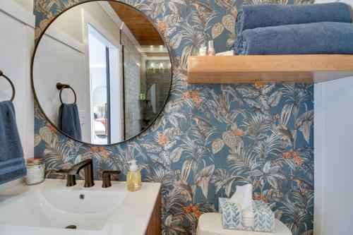 ein Bad mit einem Waschbecken und einem Spiegel in der Unterkunft Home Rental on Detroit Lake Dock, Game Room! in Detroit Lakes