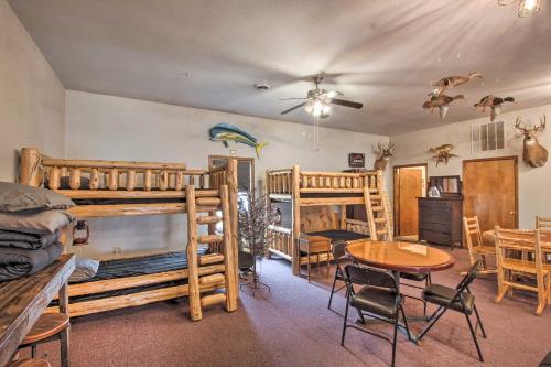 Cette chambre comprend 2 lits superposés et une table. dans l'établissement Pheasant Game Farm Missouri Vacation Rental!, 