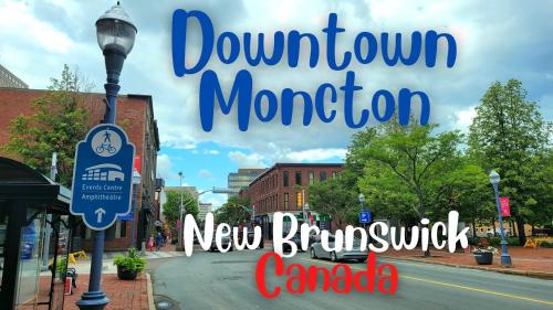 una ciudad con un letrero de la calle y un semáforo en Dominion Place, en Moncton