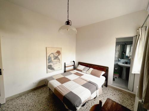 CASA ENZA - Rooms with private bathrooms tesisinde bir odada yatak veya yataklar